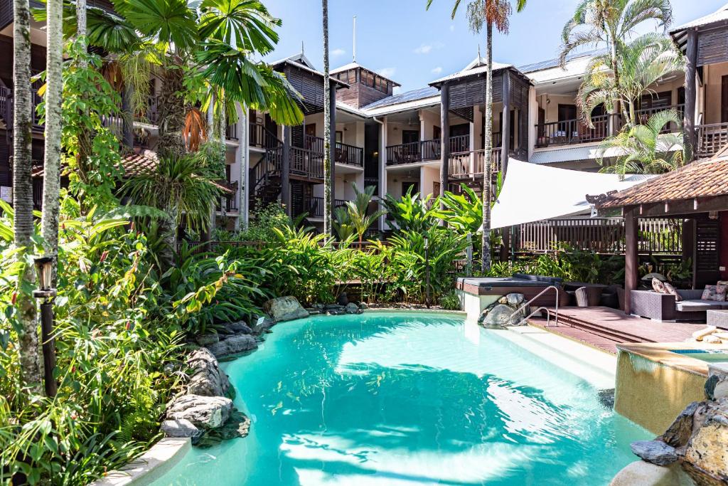 uma imagem de uma piscina num resort em Hibiscus Resort & Spa with Onsite Reception & Check In em Port Douglas