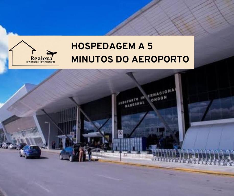 Um edifício com um cartaz que lê o jornal há minutos. em Kitnet Realeza em Várzea Grande