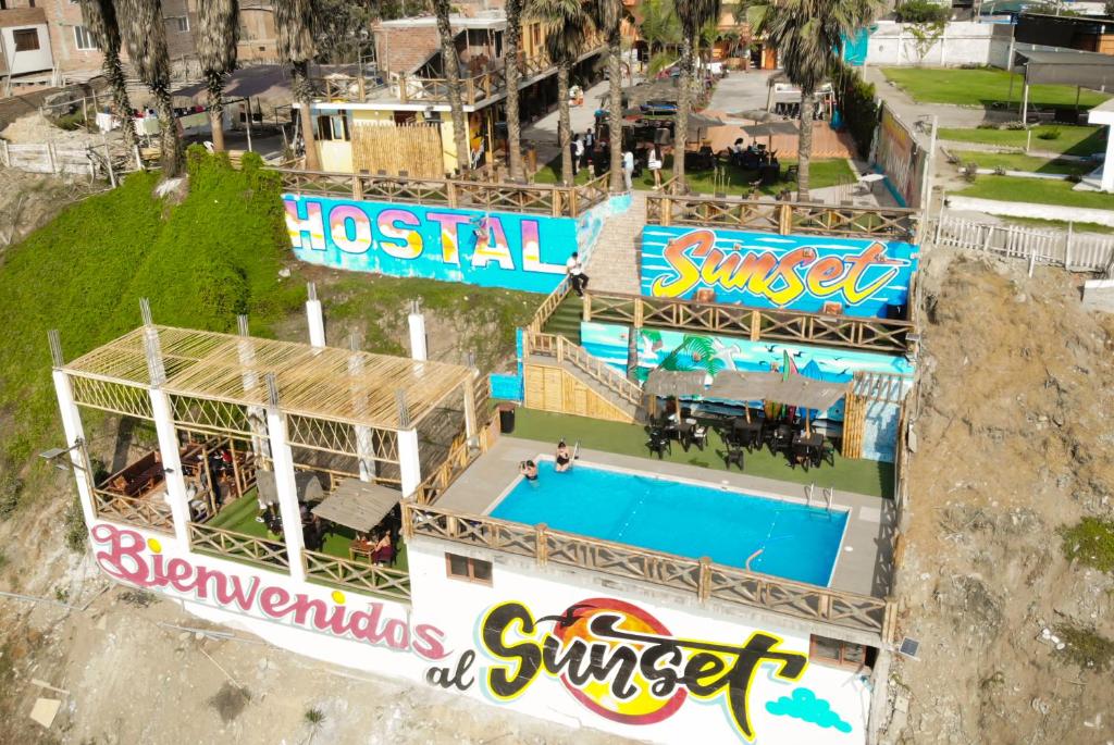 uma vista panorâmica de um resort com uma piscina em Hotel Sunset Chancay em Chancay