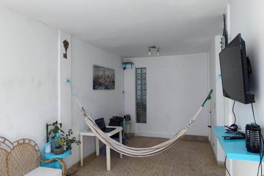 ein Wohnzimmer mit einer Hängematte im Zimmer in der Unterkunft Casa Esperanza in Zarumilla