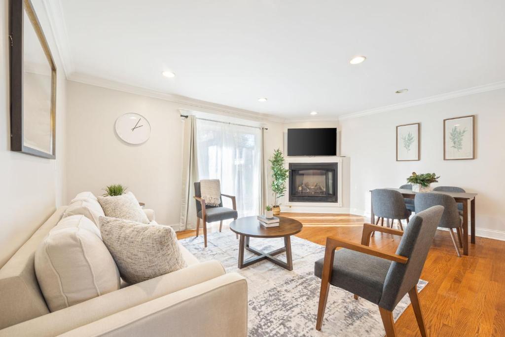 un soggiorno con divano e tavolo di Exquisite 4Bed 2bath house luxry Arlington Heights ad Arlington Heights