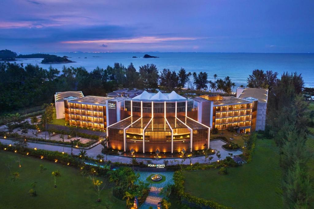 una vista aérea de un edificio por la noche en Four Points by Sheraton Bintan, Lagoi Bay en Lagoi