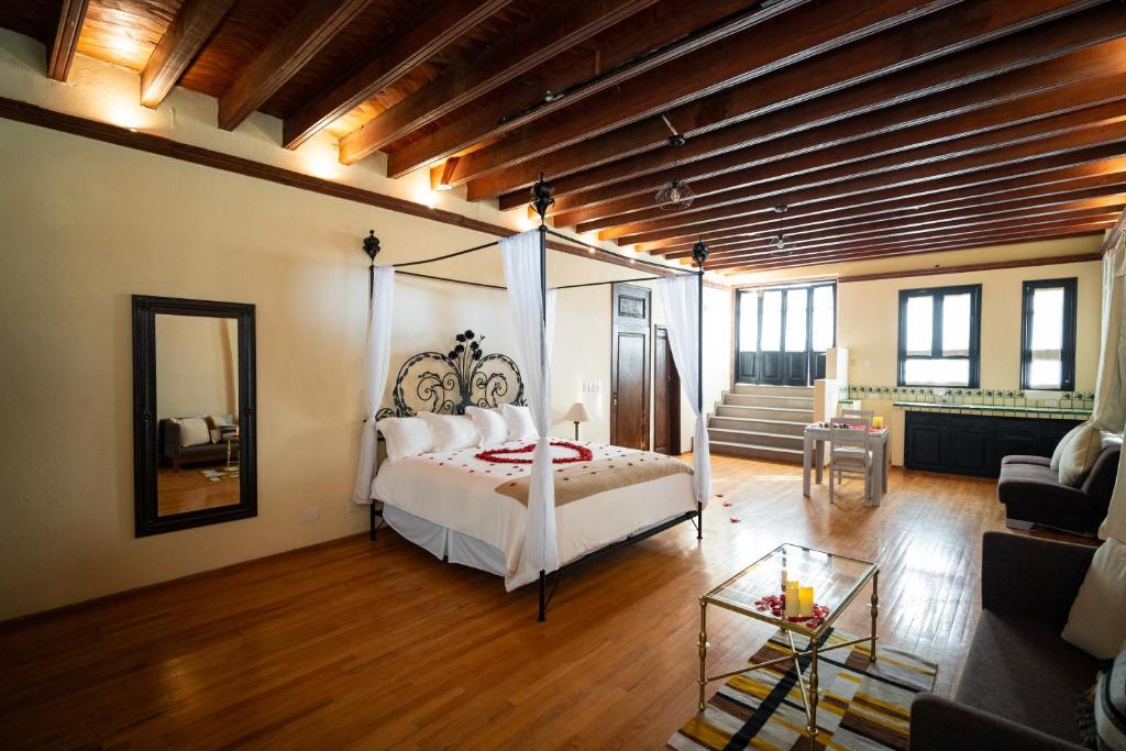 ein Schlafzimmer mit einem Bett und ein Wohnzimmer in der Unterkunft Casalinda San Miguel in San Miguel de Allende