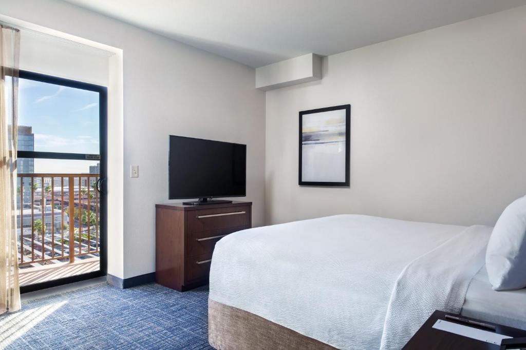 Postel nebo postele na pokoji v ubytování Residence Inn by Marriott Tempe Downtown/University
