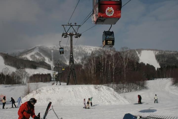grupa ludzi na wyciągu narciarskim w śniegu w obiekcie 静かな田舎の一軒家～空き家を活用したDIY住宅～ 