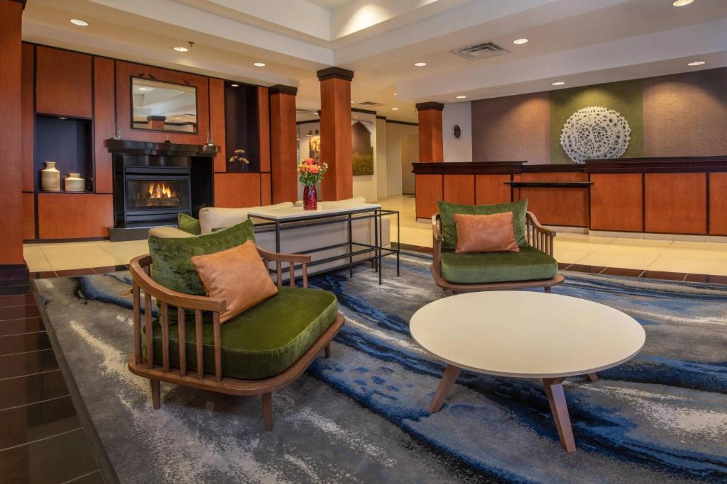 vestíbulo con sillas, mesas y chimenea en Fairfield Inn and Suites by Marriott Harrisonburg, en Harrisonburg