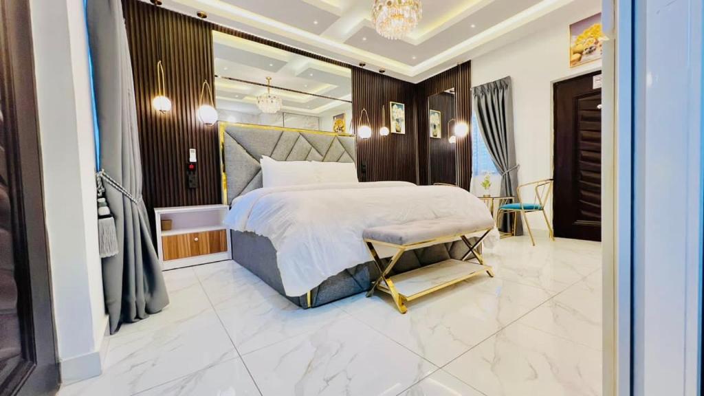 Postel nebo postele na pokoji v ubytování Kamara Lakeview Hotel