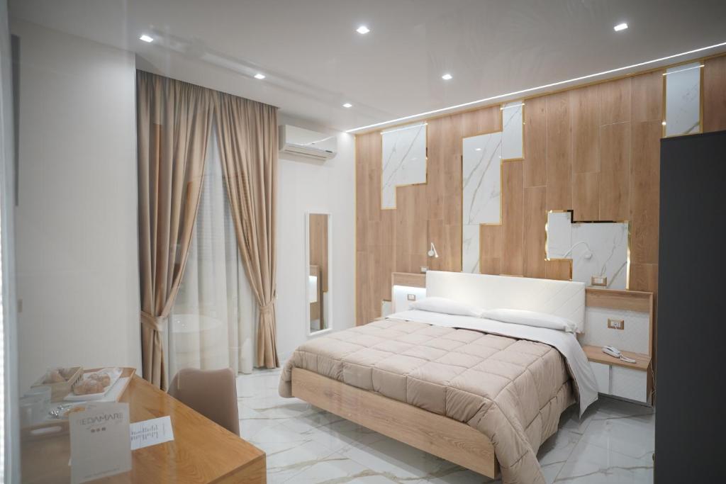 ラーゴ・パトリアにあるREDAMARE SUITEの木製の壁のベッドルーム1室(ベッド1台付)