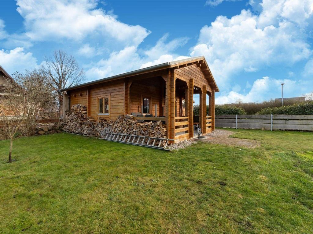 una pequeña cabaña de madera en un campo de hierba en Scandinavian wooden house in Plate, en Plate