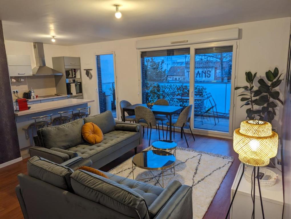 un salon avec un canapé et une table dans l'établissement Appartement 80m2, terrasse sud, metro 7 direction Louvre à 8minutes, parking sous-sol, proche Paris-Bercy, à Ivry-sur-Seine