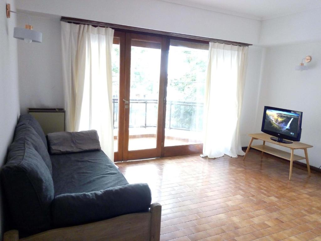 una sala de estar con un sofá y un televisor en Semipiso en Mar Del Plata, en Mar del Plata