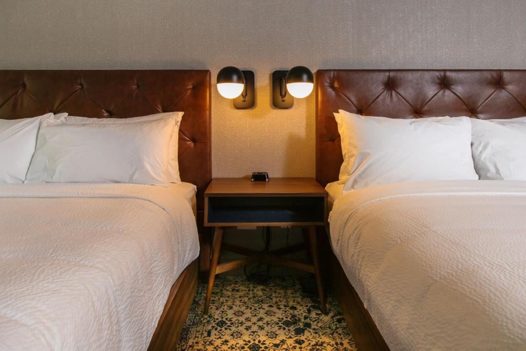 Postel nebo postele na pokoji v ubytování Four Points by Sheraton Deadwood
