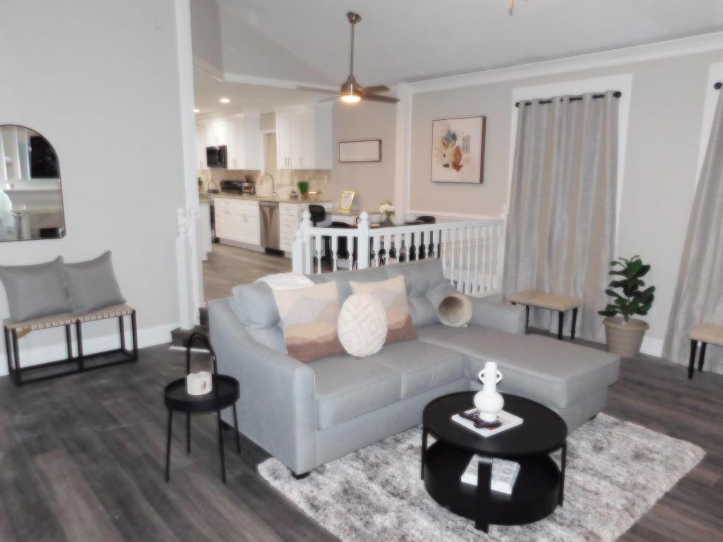 ein Wohnzimmer mit Couch und Küche in der Unterkunft 3 Bedroom Jewel: Luxury with Crystal Pool in Stone Mountain