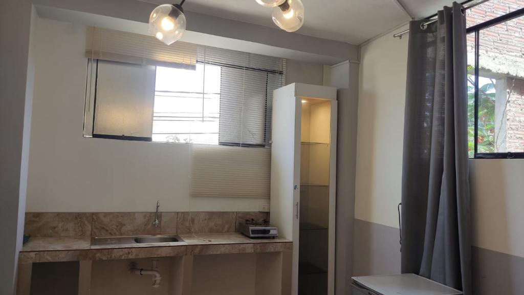 een badkamer met een wastafel en een spiegel bij Condominio Confort in Talara
