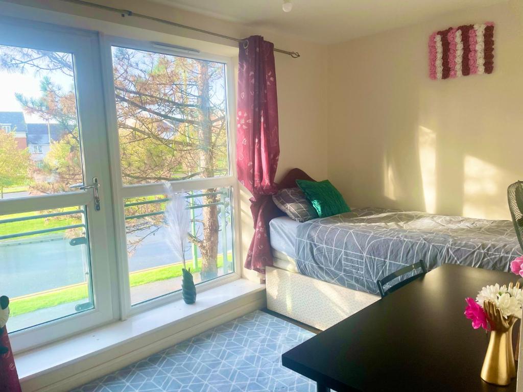 1 dormitorio con cama y ventana grande en Spacious room with study table en Hatfield