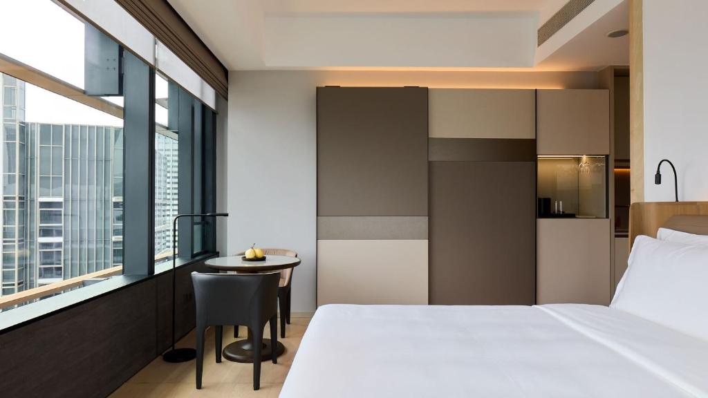 Giường trong phòng chung tại COMO Metropolitan Singapore