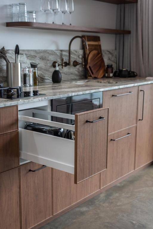 Kuchyň nebo kuchyňský kout v ubytování Edge Luxury Villas