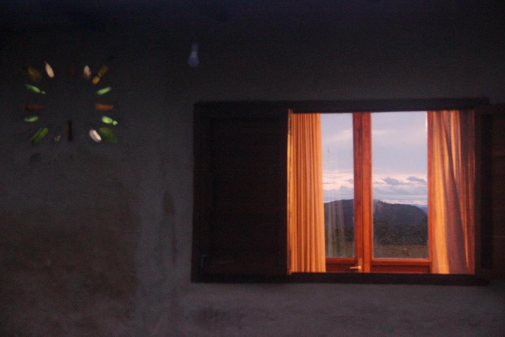 ein Fenster in einem Zimmer mit Bergblick in der Unterkunft Chalé Pau-Terra in Sao Jorge