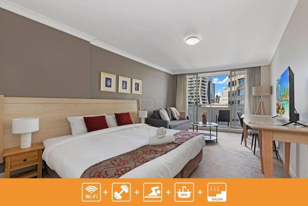 Comfy Studio Next to Chatswood Station في سيدني: غرفة نوم بسرير كبير وغرفة معيشة