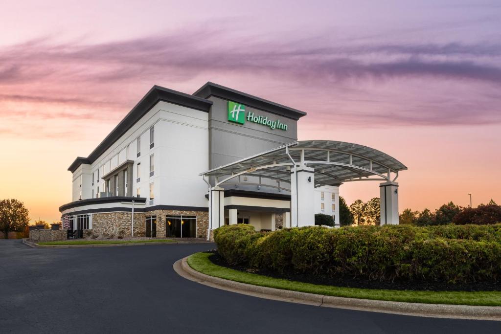 una representación del frente de un hotel en Holiday Inn Anderson by IHG, en Anderson