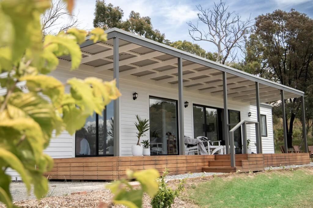 Cette petite maison blanche dispose d'une terrasse couverte. dans l'établissement kentonviewsestate, à Gumeracha