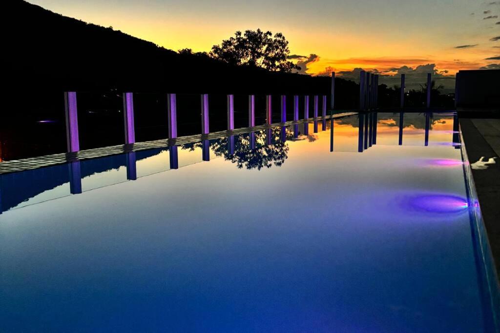 a reflection of the sunset in a swimming pool at Estadia perfeita em Florianópolis: Apartamento com 2 Quartos, 1 Suíte e Churrasqueira no Ribeirão da Ilha - Uma Oportunidade Imperdível in Florianópolis