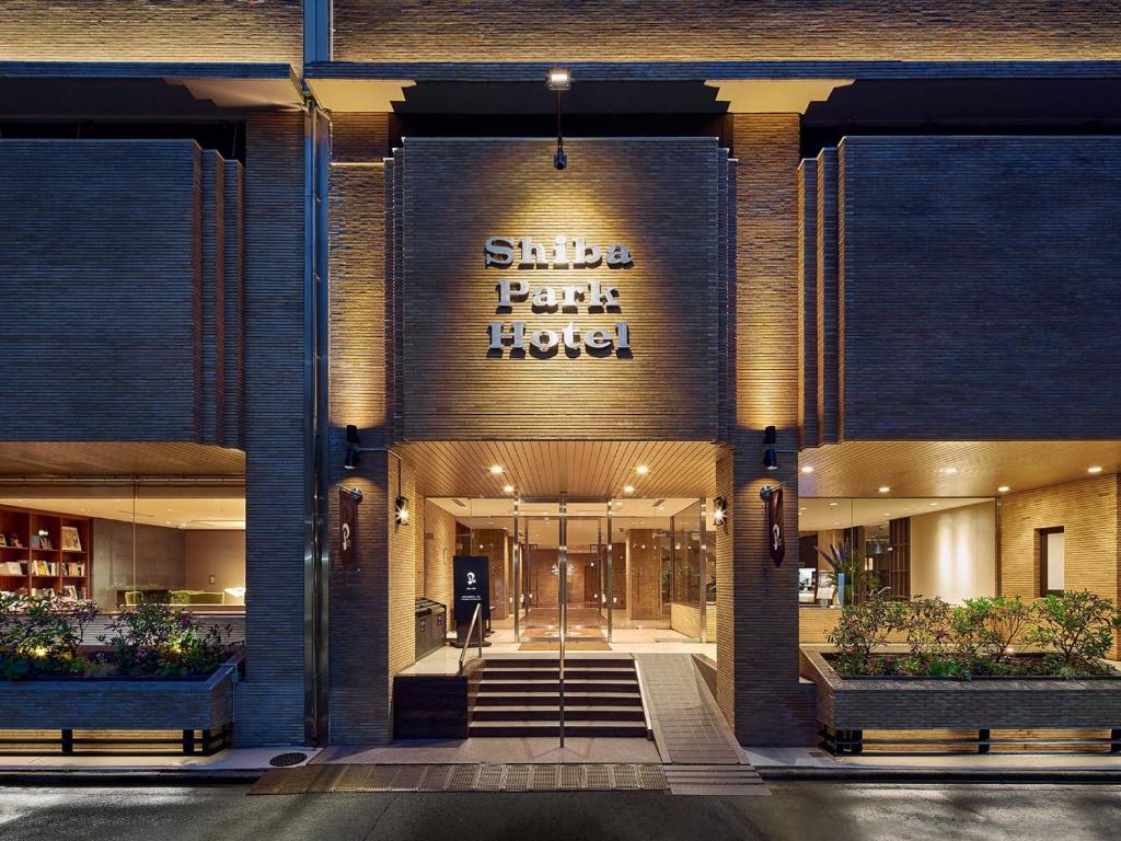 un edificio con un letrero que lee hotel del parque del transbordador en Shiba Park Hotel, en Tokio