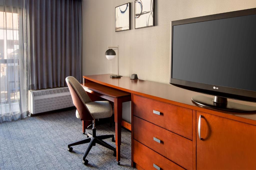 TV a/nebo společenská místnost v ubytování Courtyard by Marriott Tarrytown Westchester County