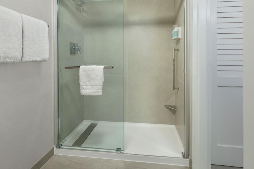 Koupelna v ubytování Courtyard by Marriott Tarrytown Westchester County