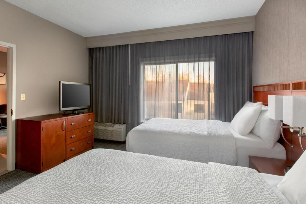 Postel nebo postele na pokoji v ubytování Courtyard by Marriott Tarrytown Westchester County