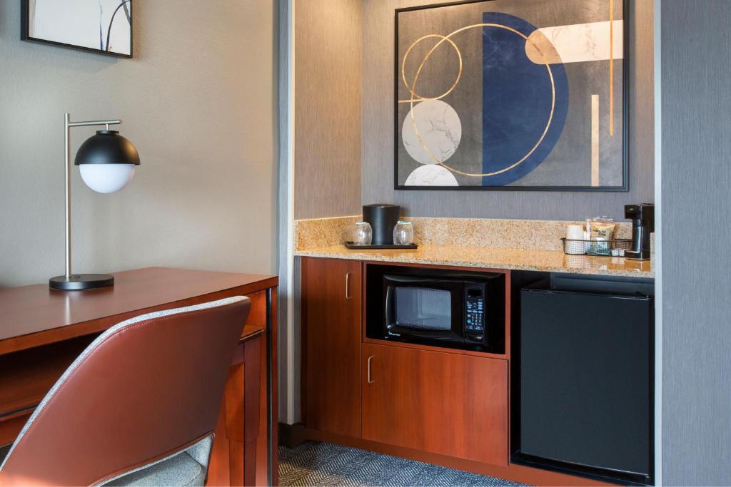 Kuchyň nebo kuchyňský kout v ubytování Courtyard by Marriott Tarrytown Westchester County