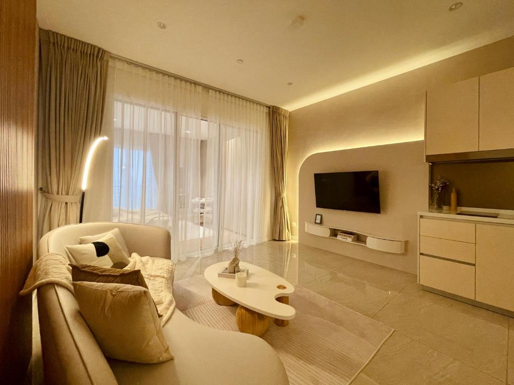 - un grand salon avec un canapé et une table dans l'établissement Quill Residence KLCC by Hausome, à Kuala Lumpur