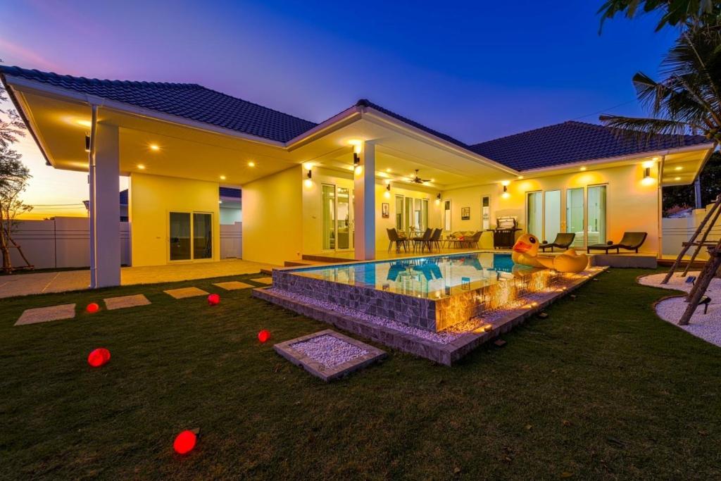Πισίνα στο ή κοντά στο Private Modern 3 Bedroom Pool Villa! AV1