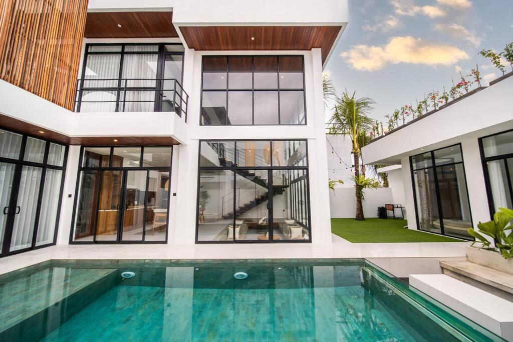 eine Außenansicht eines Hauses mit Pool in der Unterkunft BaliMood Luxury 3BDR Ocean View in Canggu
