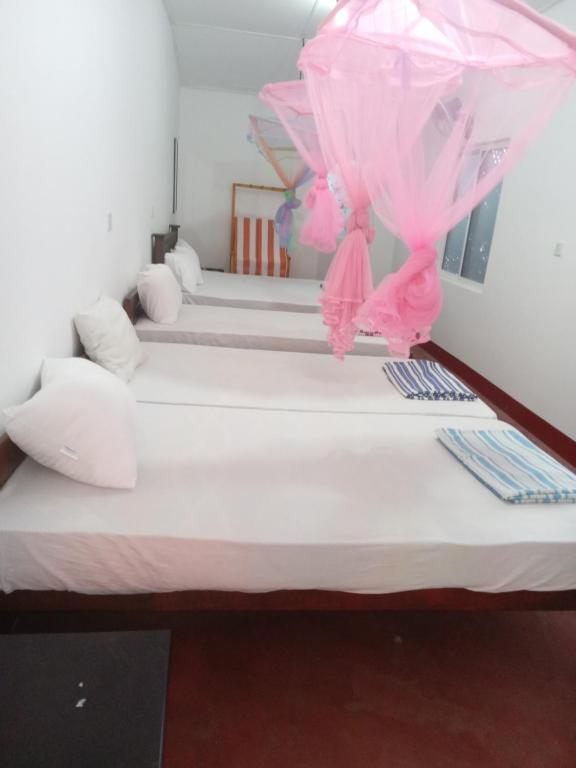 Postel nebo postele na pokoji v ubytování Vibushan Guest House
