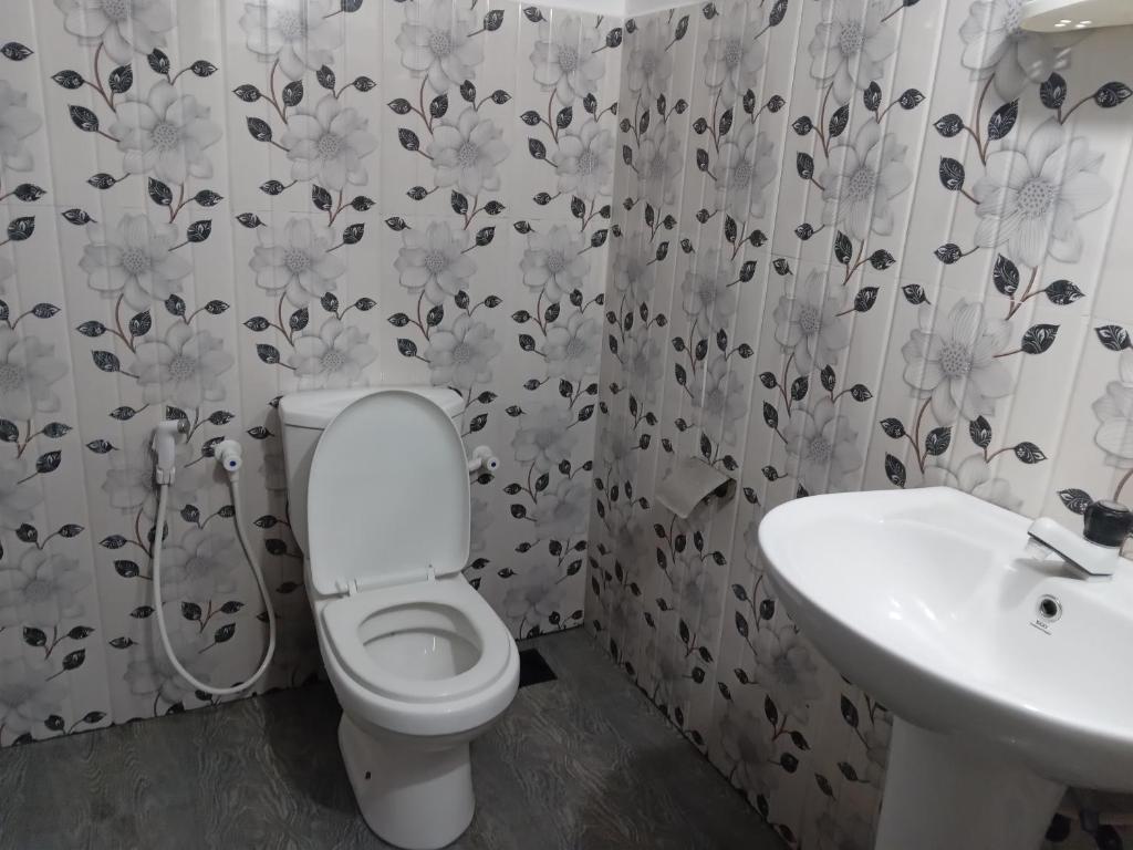 Koupelna v ubytování Vibushan Guest House