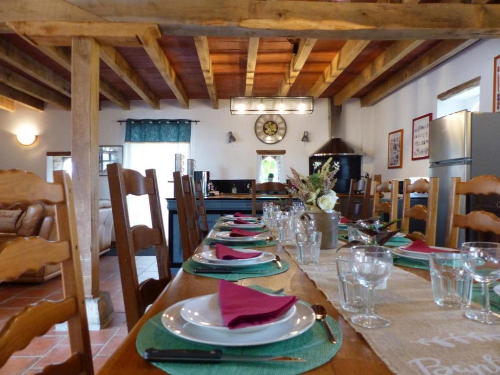 una mesa de comedor con platos y servilletas. en Gîte Lurcy-Lévis, 3 pièces, 6 personnes - FR-1-489-491, en Lurcy-Lévis