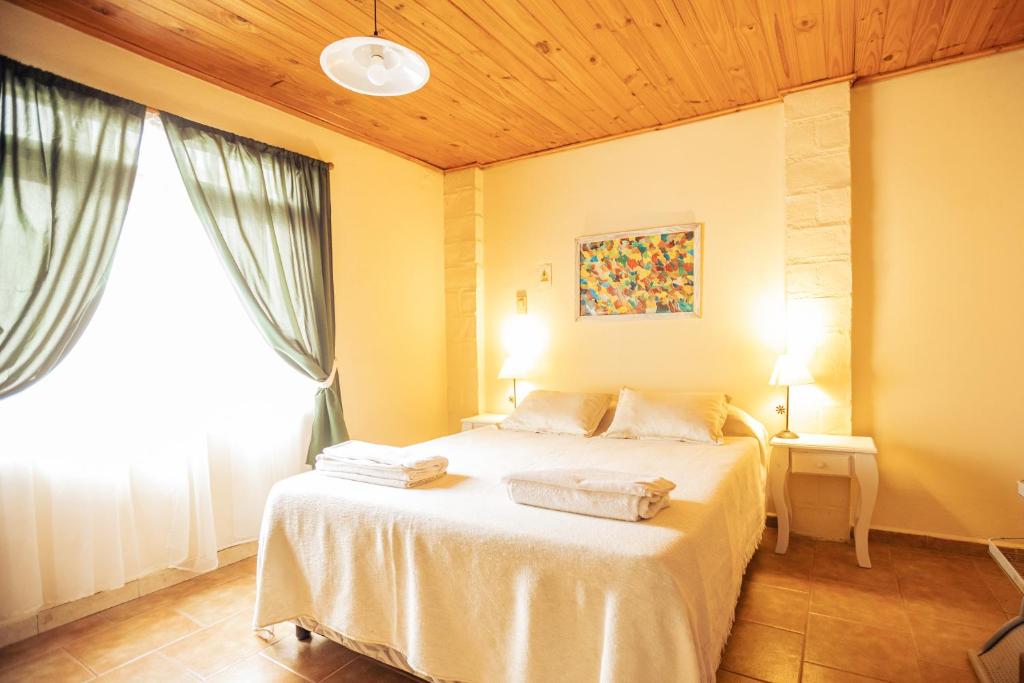 a bedroom with a bed with two towels on it at Cabaña Robertino in El Bolsón