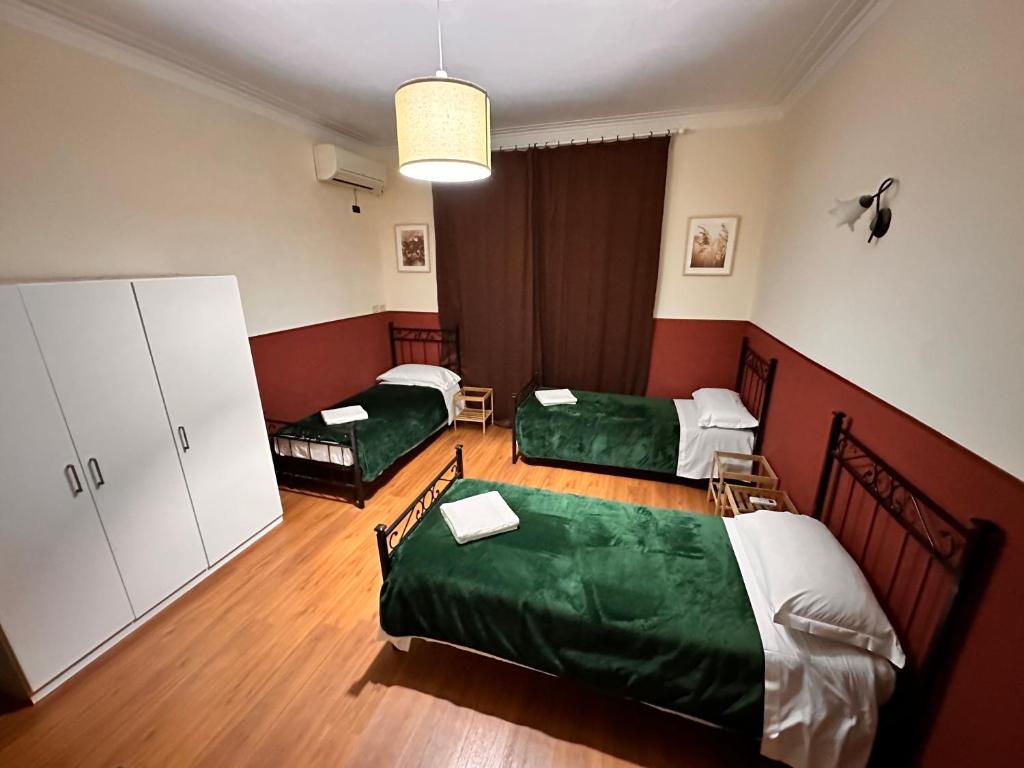 Postel nebo postele na pokoji v ubytování pardis dormitory