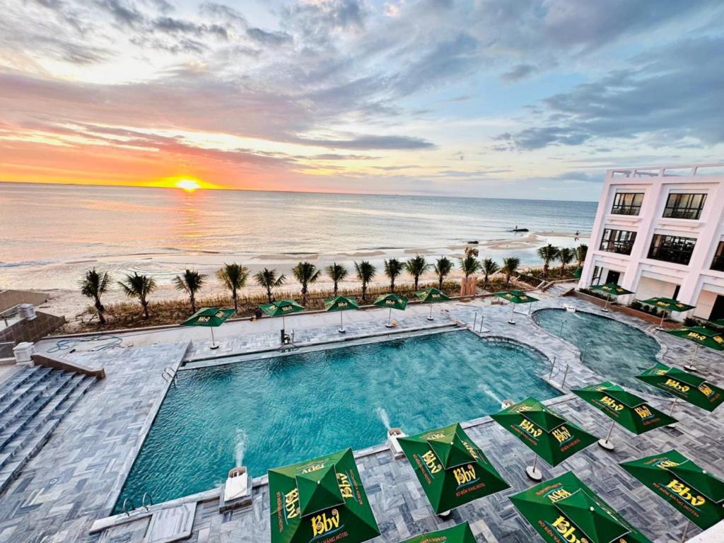 an overhead view of a pool and the beach at sunset at Bờ Biển Vàng Hotel in Ke Ga