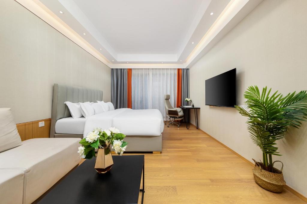 TV a/nebo společenská místnost v ubytování Doria Home International Apartment -Guangzhou Huijin IFC Keyun Road Metro Branch-Canton Fair Free Shuttle