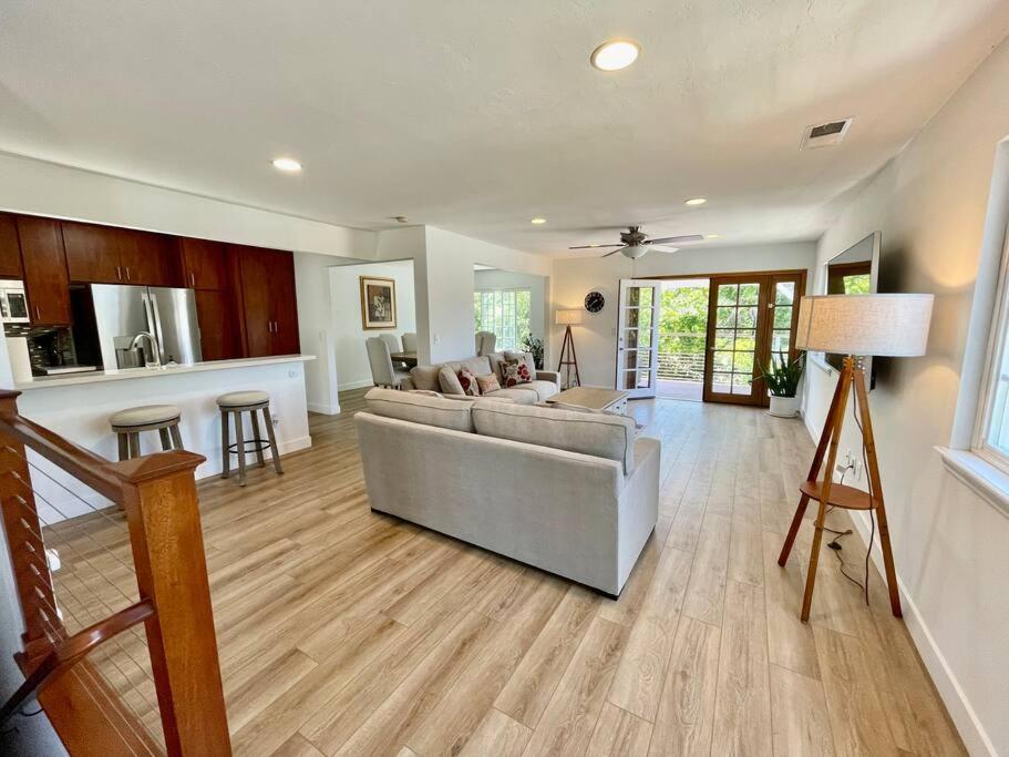 een woonkamer met een bank en een keuken bij Cozy Home near Beach and Racetrack in Solana Beach