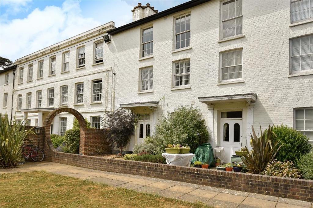 une grande maison blanche avec une cour en briques dans l'établissement LONDON HEATHROW GLAMOUR MANSION HOUSE, à Uxbridge