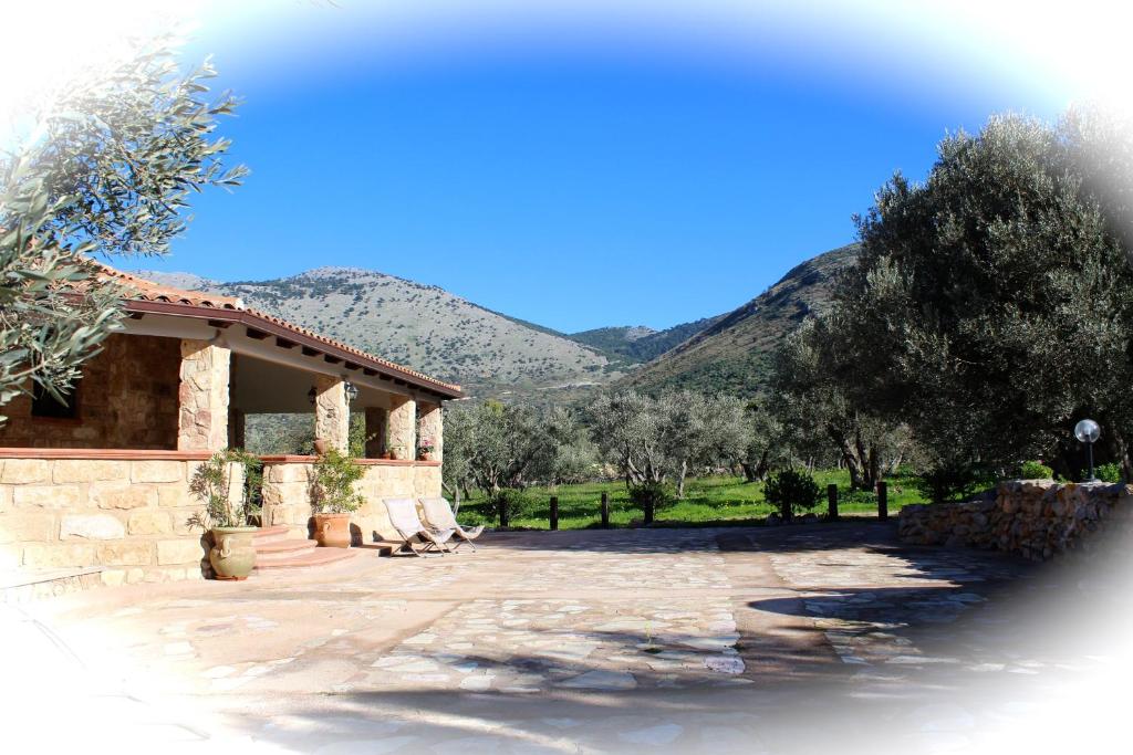 a house with a mountain in the background at Casale Orioles in Torretta