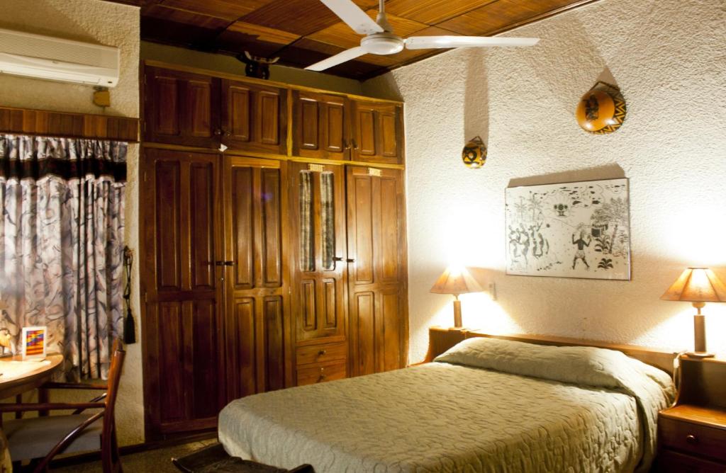 Four Villages Inn - Deluxe Queen Room