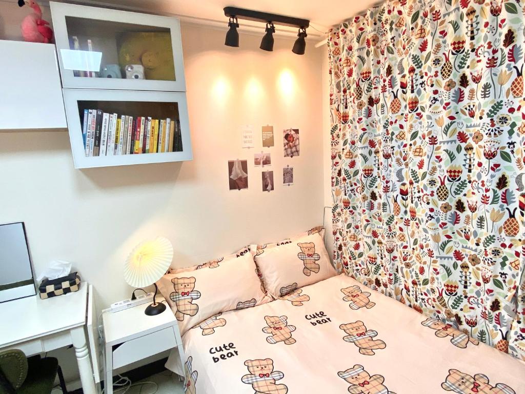 Habitación pequeña con cama y cortina en vintage room RED PANDA GUESTHOUSE, en Seúl