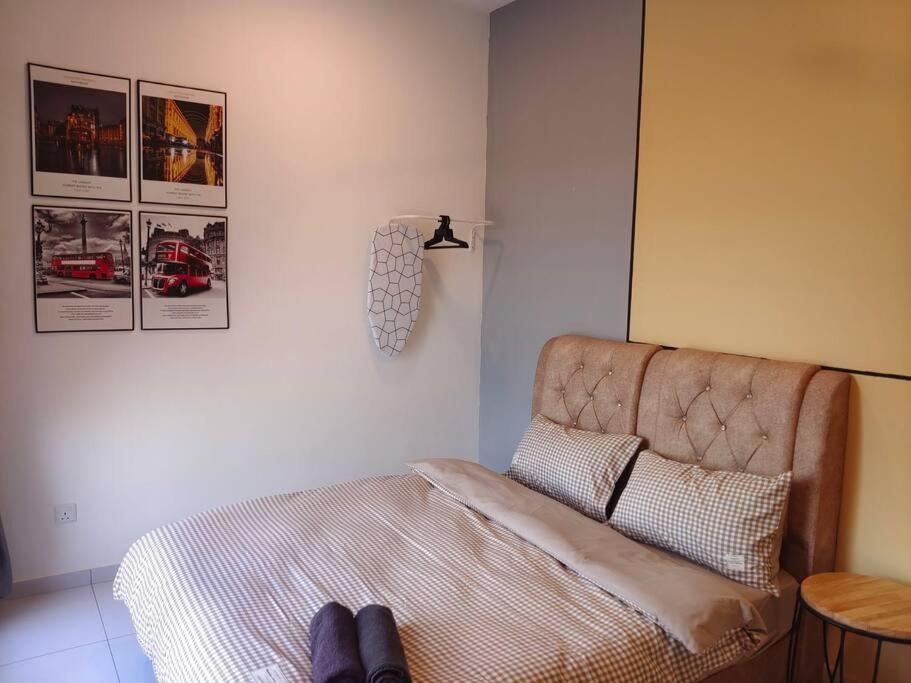 sypialnia z łóżkiem, stołem i zdjęciami w obiekcie Skytree A0902-(1) in Foodie City w mieście Johor Bahru