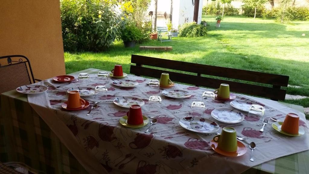 einen Tisch mit Tellern und Tassen darüber in der Unterkunft Bed & Breakfast Le Piagge in Scurcola Marsicana