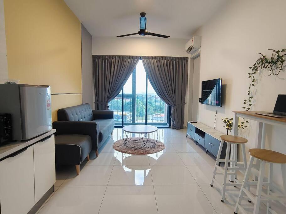 uma sala de estar com um sofá e uma mesa em Skytree A0802-(1) Netflix Aeon ByStay em Johor Bahru