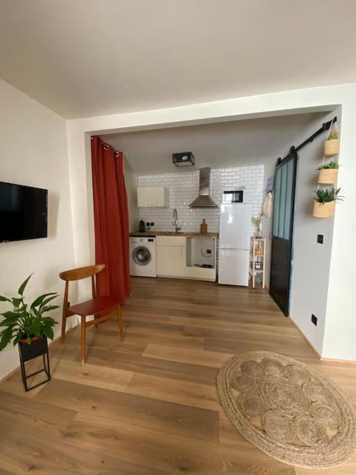 een woonkamer met een keuken en een eetkamer bij Studio Marseille centre in Marseille